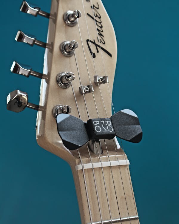 La Stratocaster no es solo una guitarra; es una fuente inagotable de emoción, inspiración y creatividad. La emoción que despierta la Stratocaster sigue siendo tan intensa como siempre. En manos de músicos contemporáneos, esta guitarra icónica continúa transmitiendo la pasión y el alma de la música.