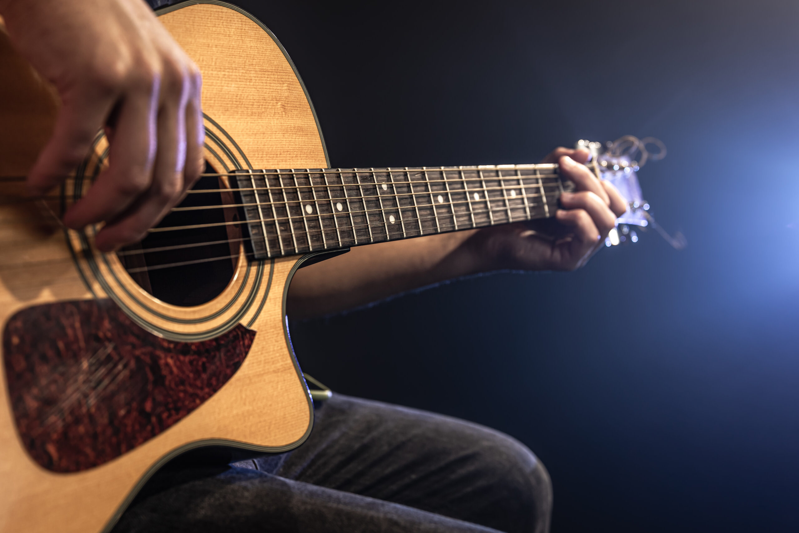 Las guitarras electroacústicas, también conocidas como guitarras acústicas eléctricas, son instrumentos musicales que combinan las características de las guitarras acústicas tradicionales con la capacidad de amplificación electrónica.